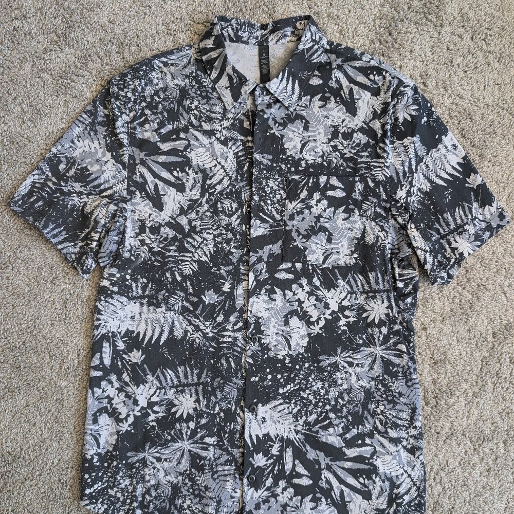 Lululemon button-down short sleeve shirt - Navy/grey tropical pattern - size L